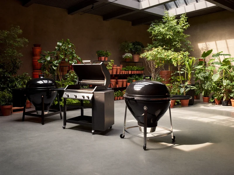 Ausstellungsfläche eines Gartencenters mit mehreren Grills, Pflanzen und Terrakottatöpfen